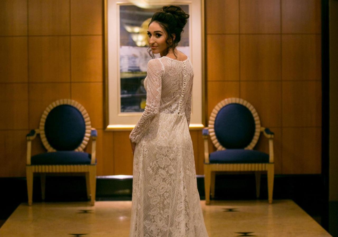 Duxton Hotel Perth Esterno foto A woman wearing a white dress