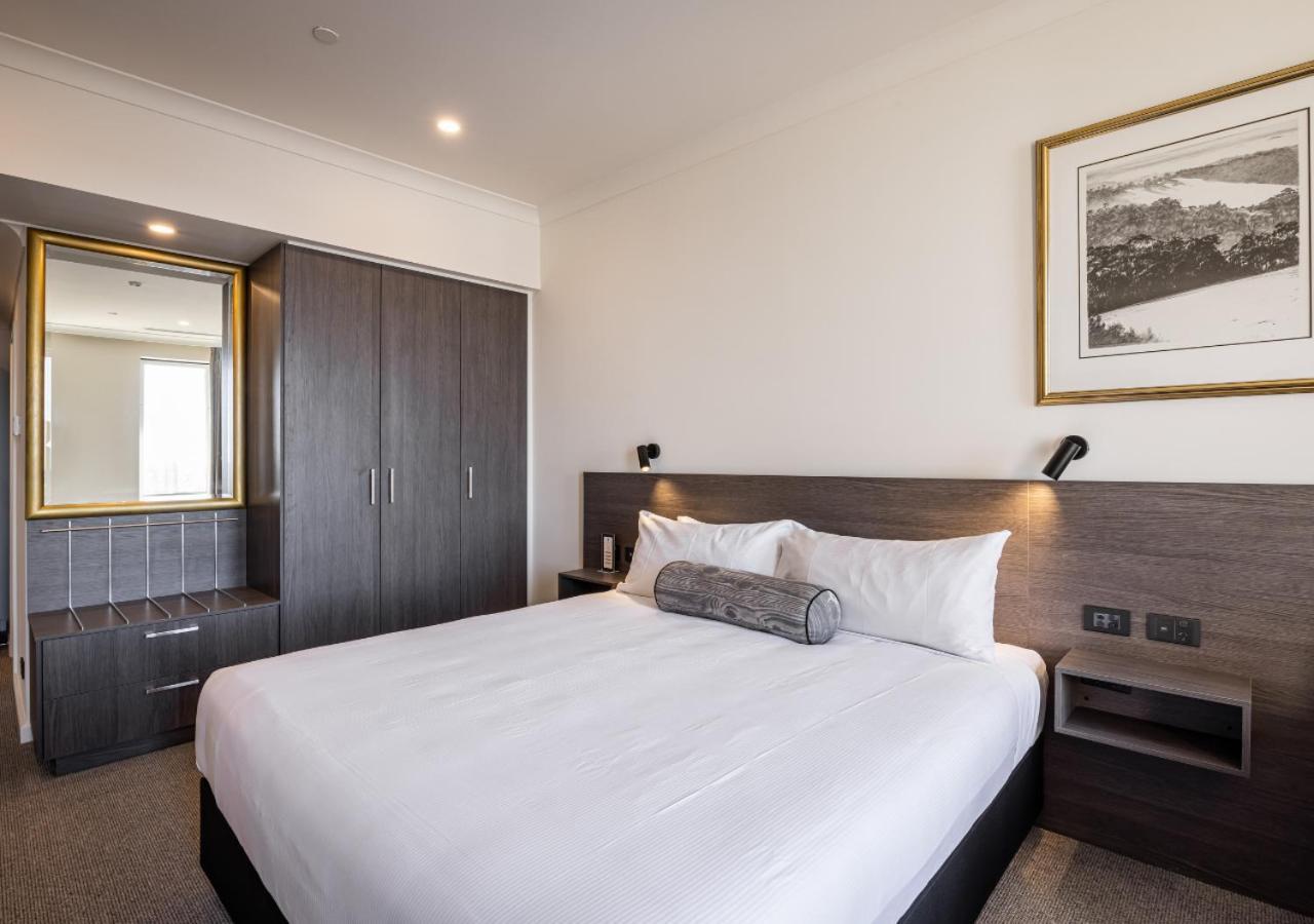 Duxton Hotel Perth Esterno foto A bedroom at the hotel