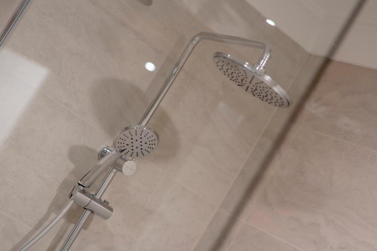 Duxton Hotel Perth Esterno foto A shower